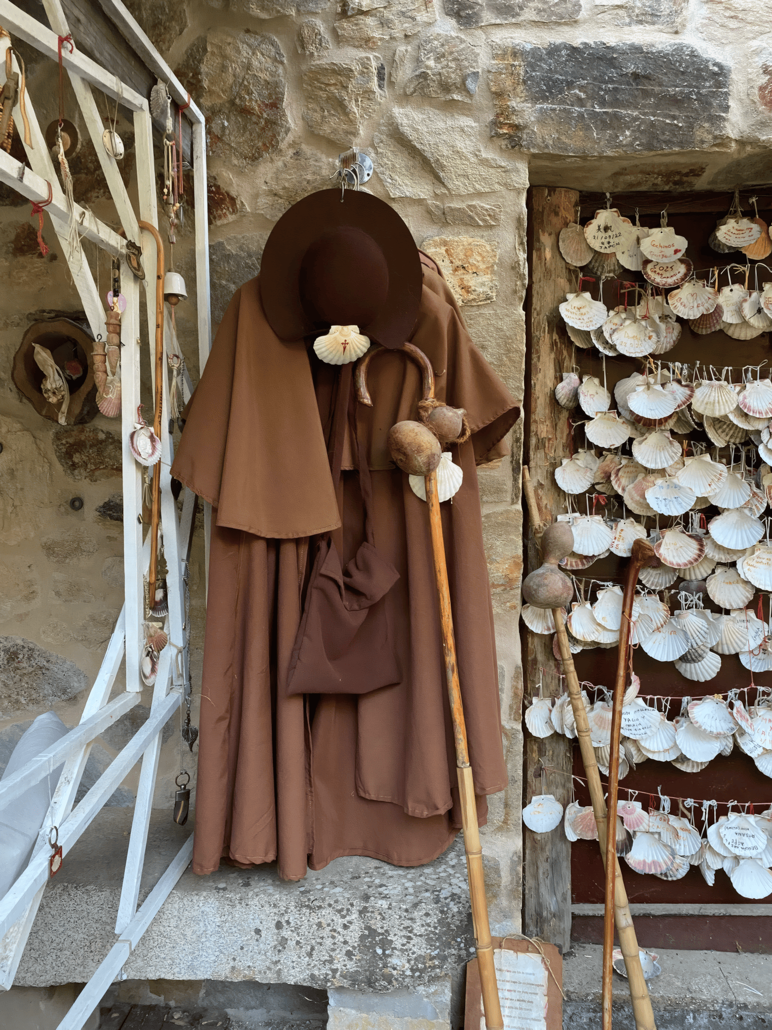 Peregrino con traje y conchas en Finca Anduriñas